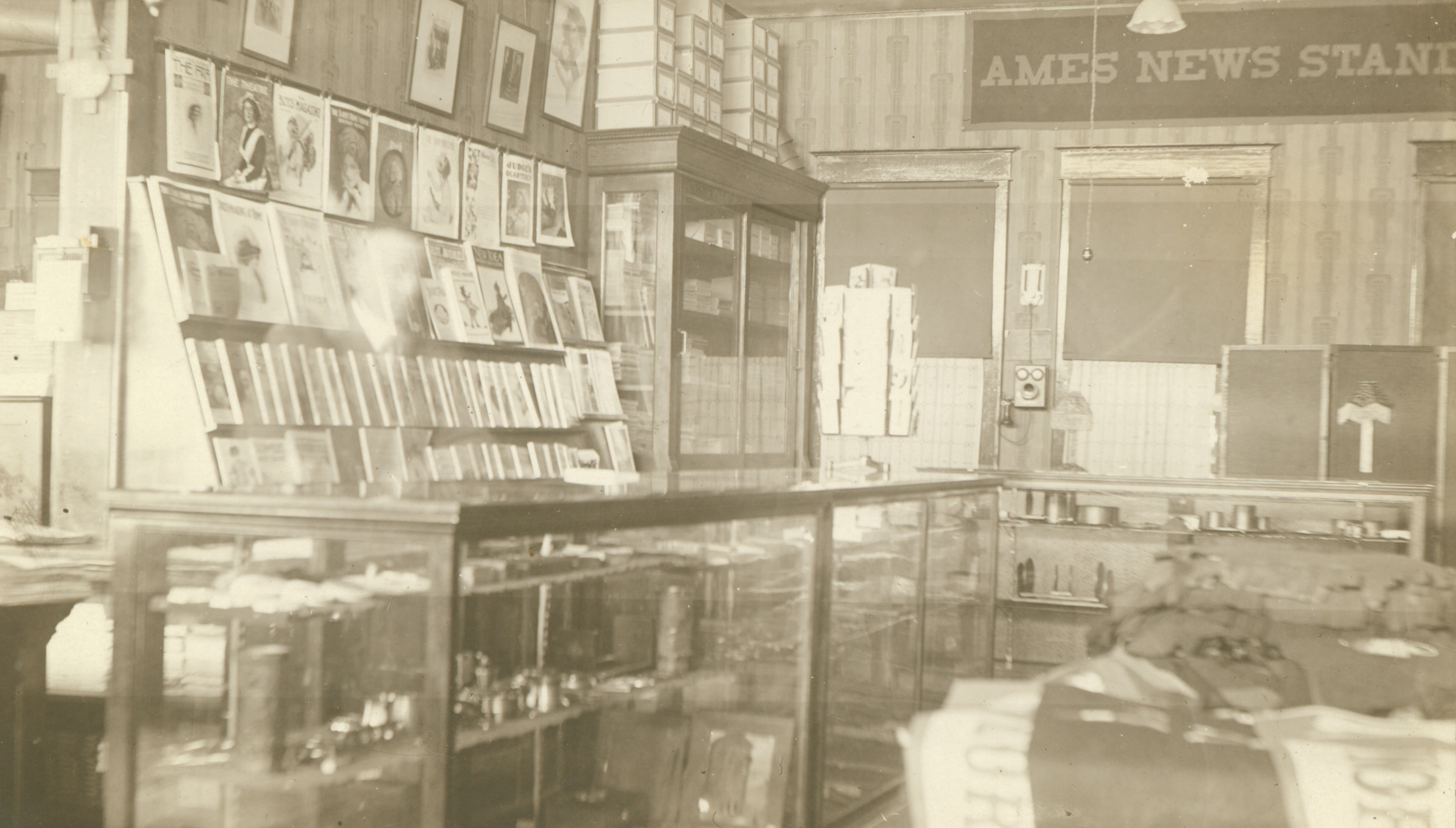 1913_ames_news_stand_interior.jpg