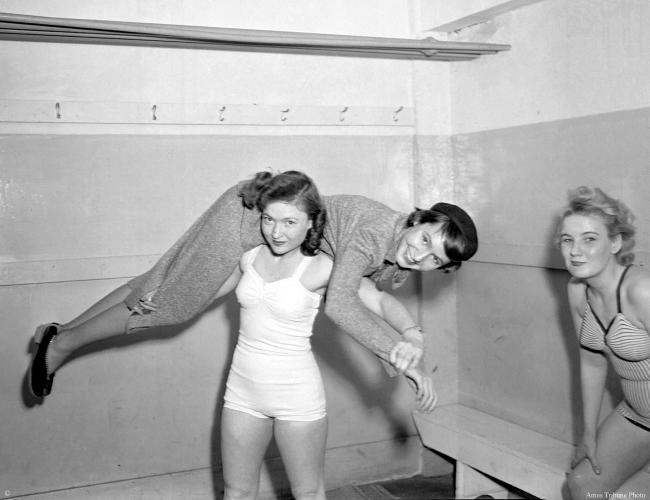 08_1949.12.14_female_wrestlers_1_c.jpg