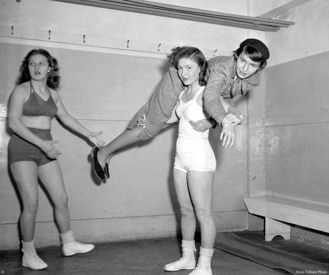 08_1949.12.14_female_wrestlers_3_c.jpg