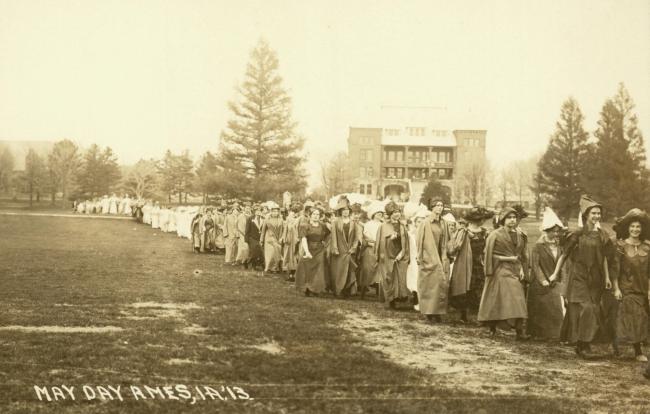 17_1913_may_day_postcard_catt_hall_procession.jpg